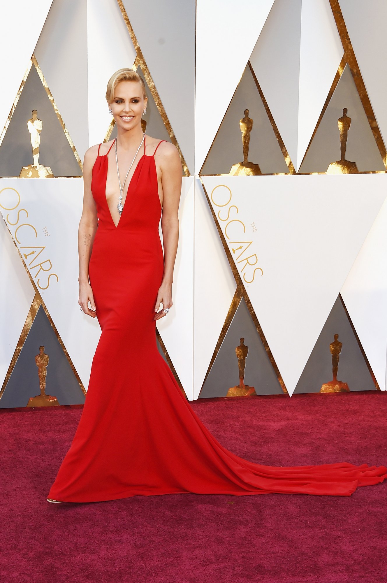 charlize-theron-oscars-red-carpet-2016-2.jpg